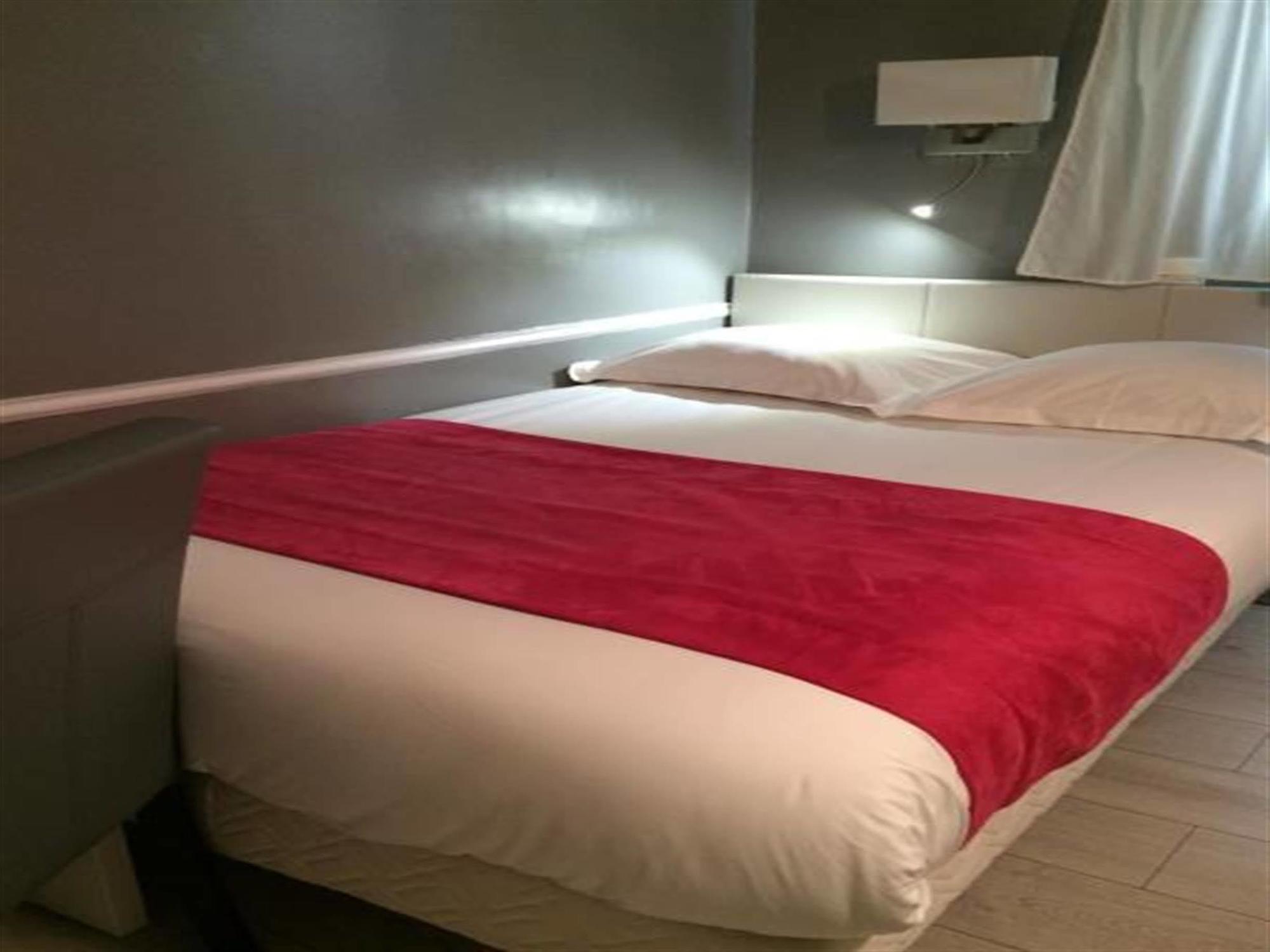 Hotel Avama Prony Parigi Esterno foto