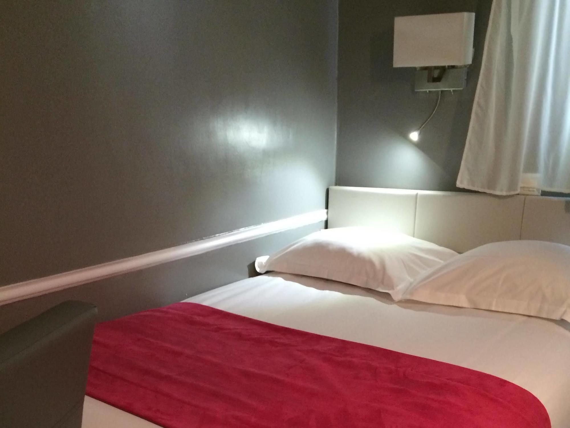 Hotel Avama Prony Parigi Esterno foto